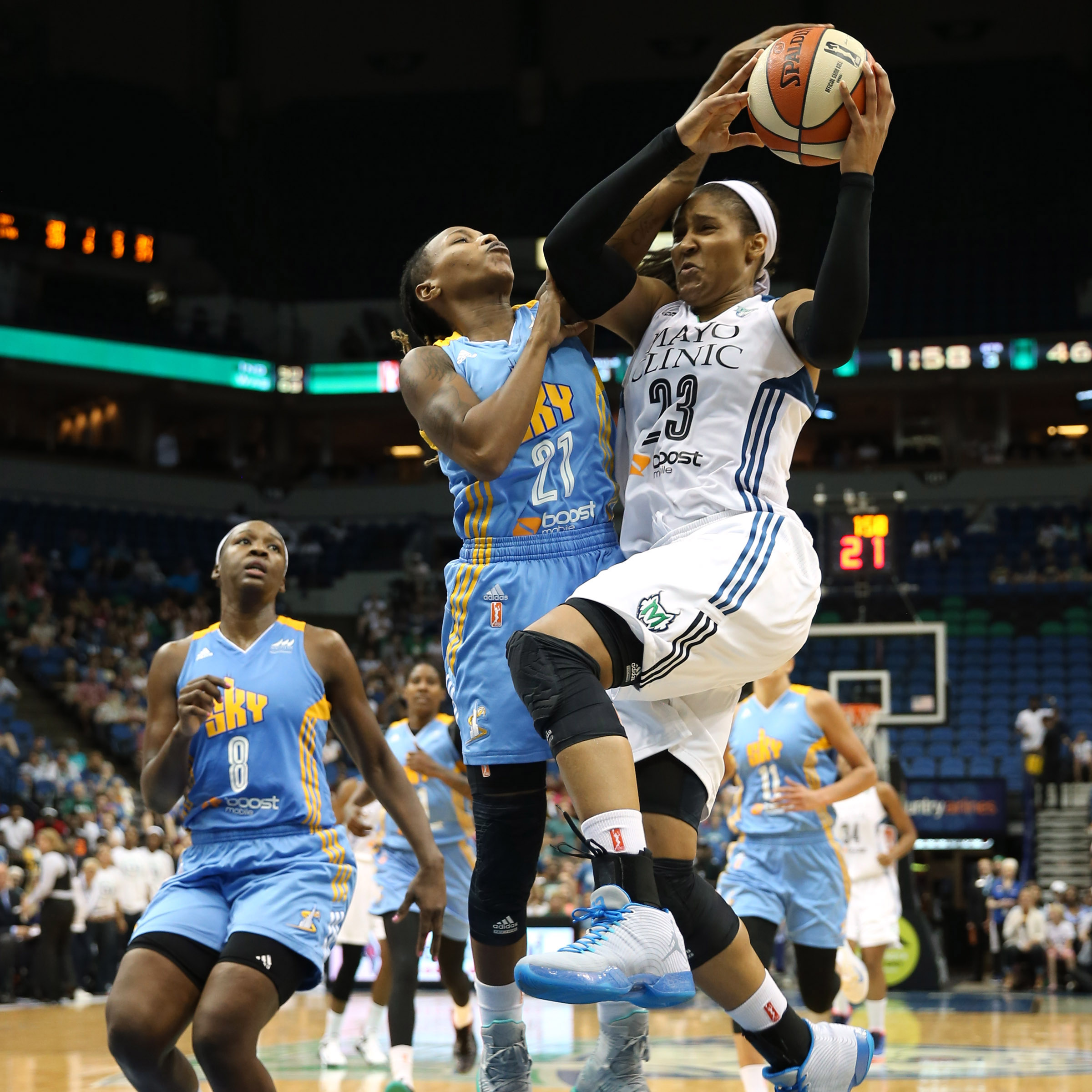 Moore, Cruz Lead Lynx Past Sky